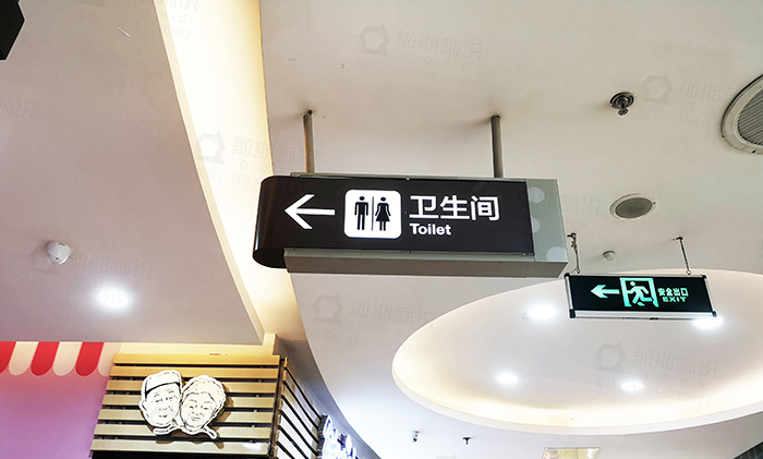 商场楼层指示牌一般会选择安装在商场的电梯口位置,应为这样更能够